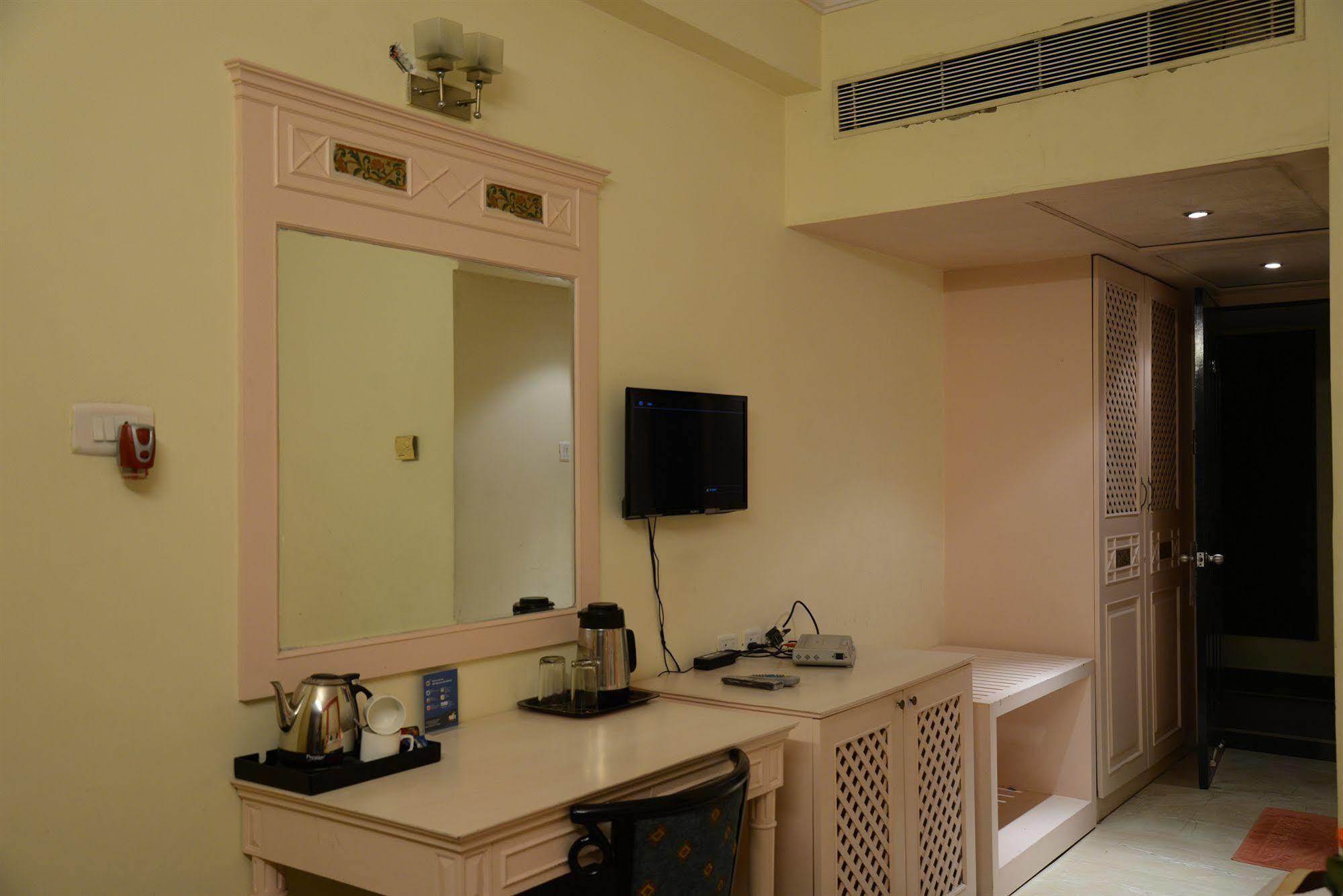 Glm Meridian Chennai Esterno foto