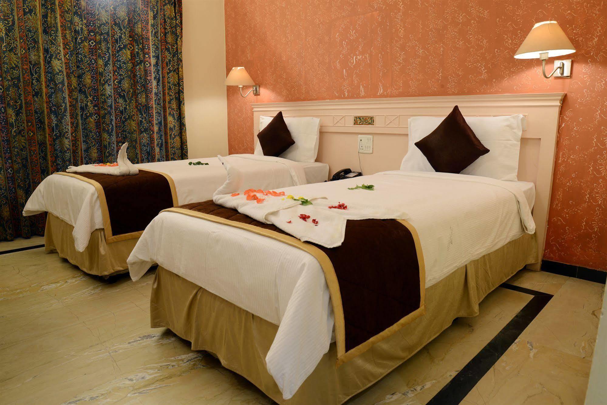 Glm Meridian Chennai Esterno foto