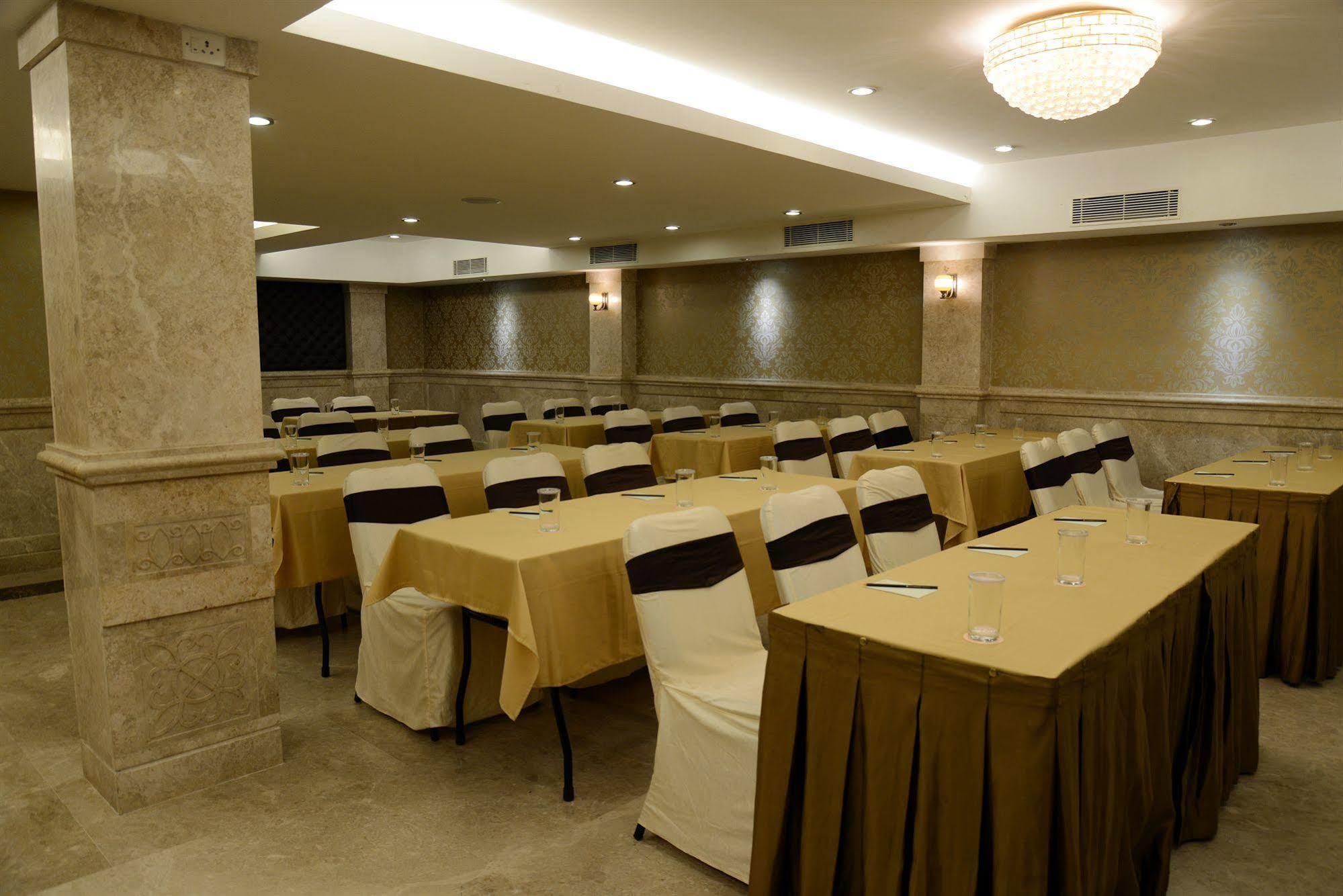 Glm Meridian Chennai Esterno foto